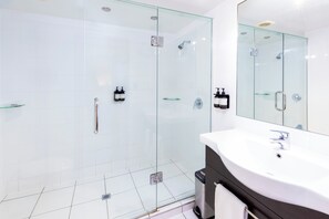Shower, free toiletries, hair dryer, towels - Airport Gateway Motor Lodge (Christchurch)