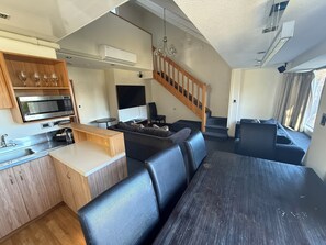 Premium appartement, 2 badkamers | Woonruimte | Een 65-inch flatscreentelevisie met digitale zenders en televisie