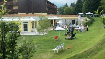 Situated on a grassy slope, this hotel offers outdoor seating areas with umbrellas.