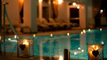 Piscine couverte, chaises longues