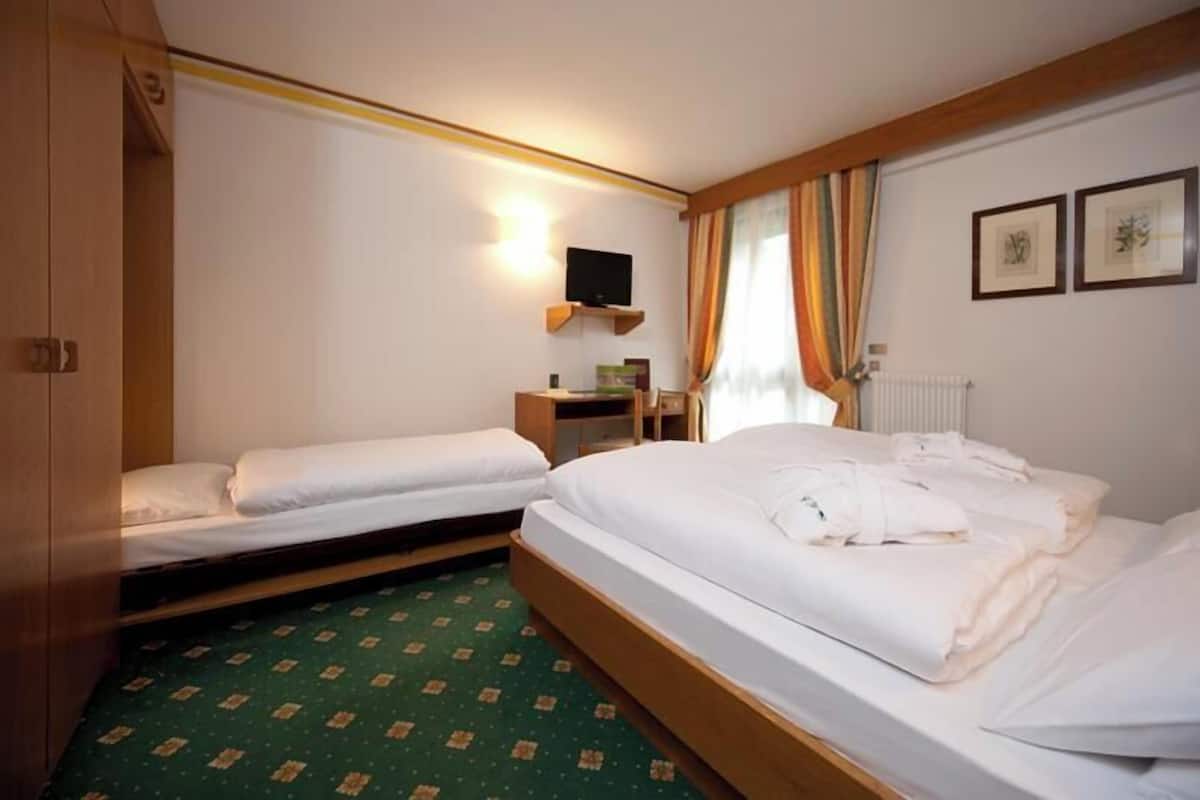 Pillowtop beds, in-room safe, free WiFi, bed sheets
