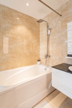 Phòng Executive | Phòng tắm | Đồ dùng nhà tắm miễn phí, máy sấy tóc, dép đi trong nhà 