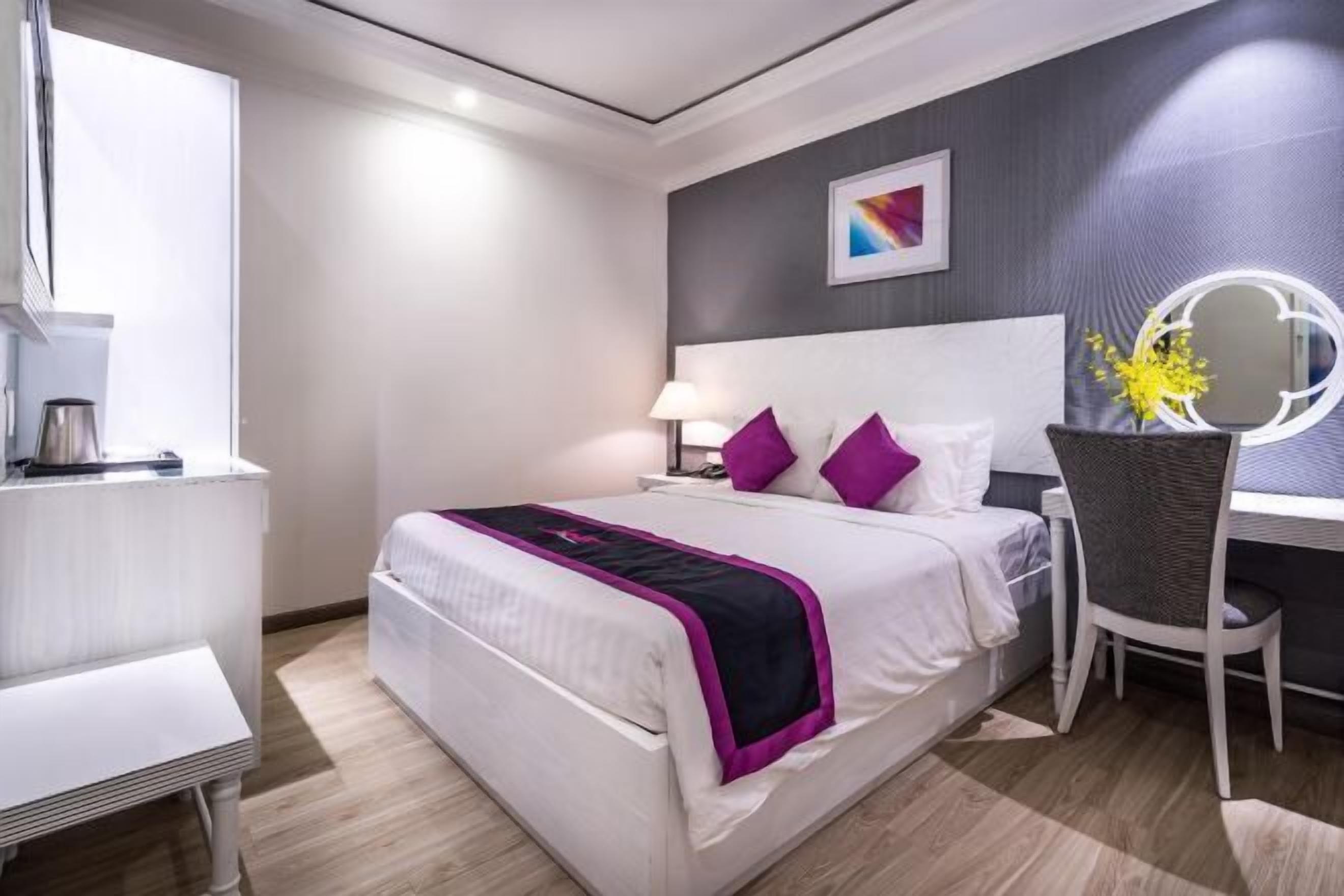 Minibar, caja de seguridad en la habitación y escritorio 