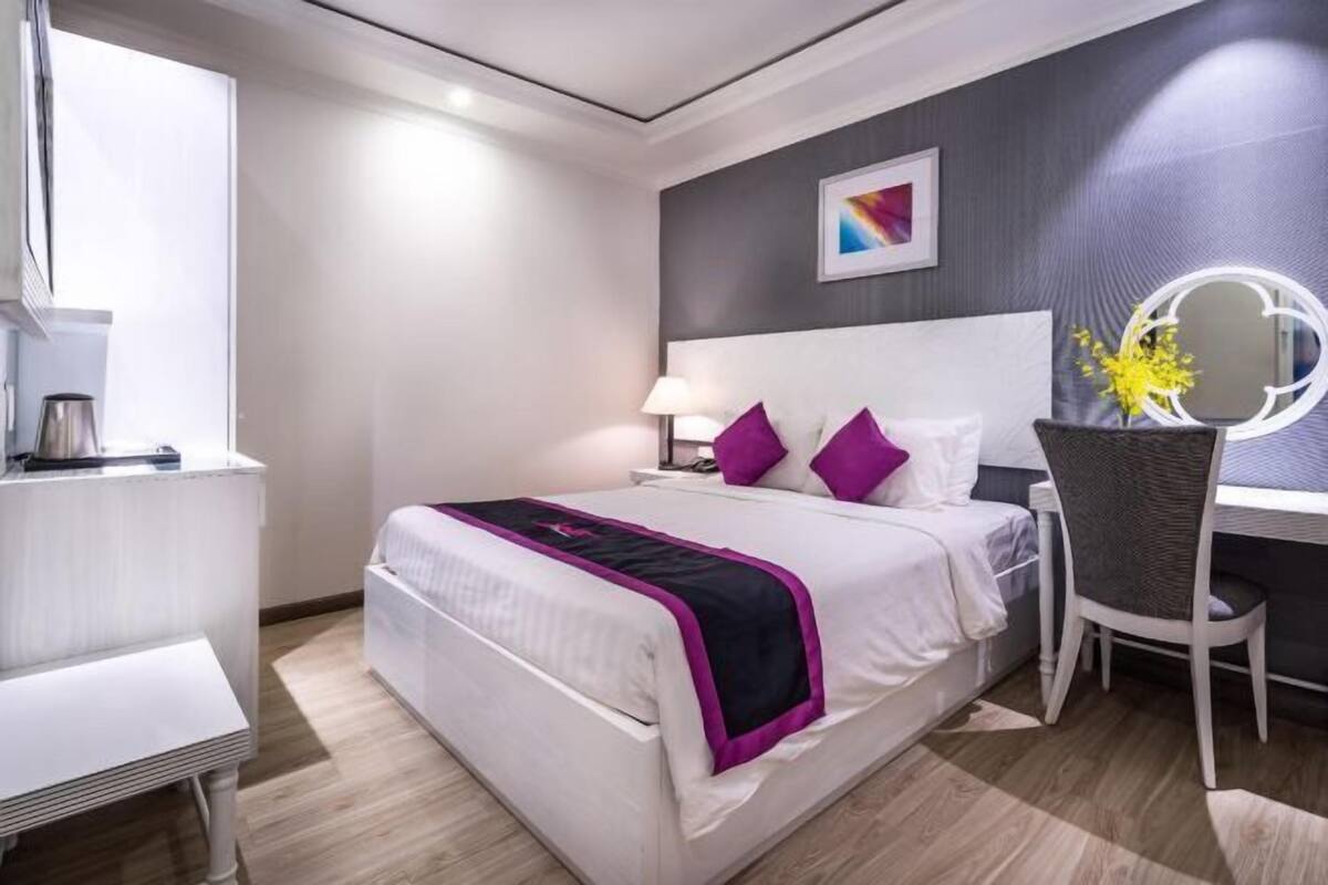 Een minibar, een kluis op de kamer, een bureau, geluiddichte muren