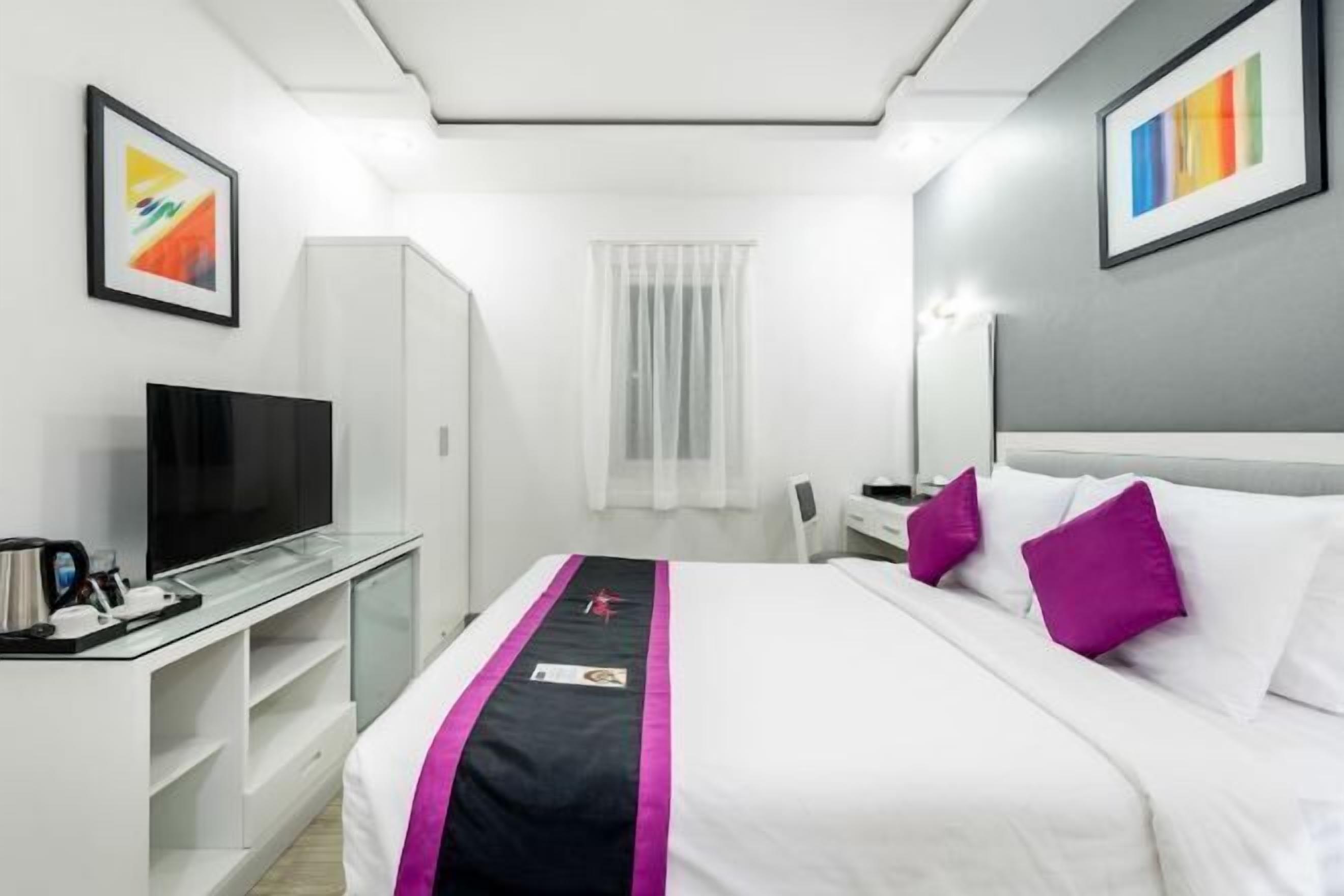 Minibar, caja de seguridad en la habitación y escritorio 