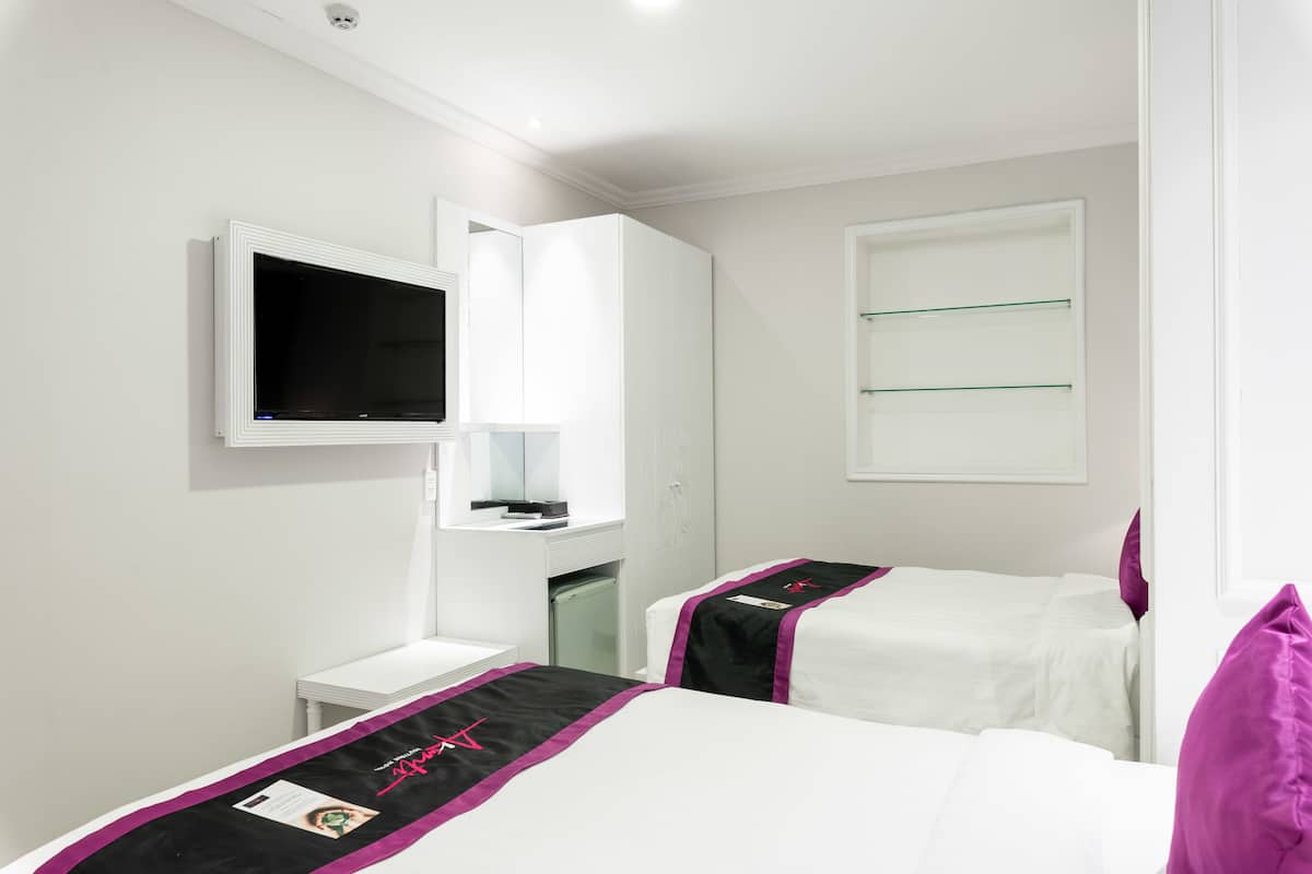 Superior Twin Room | Minibar, in-room safe, desk, soundproofing