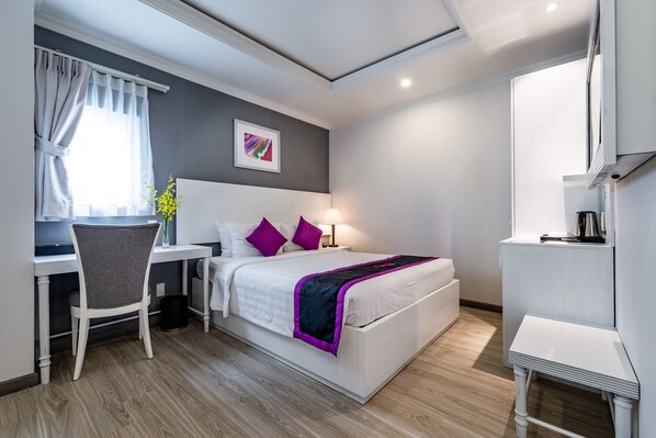 Phòng đôi Deluxe | Minibar, két bảo mật tại phòng, bàn, phòng cách âm 