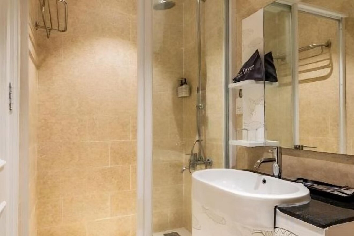 Gratis toiletartikelen, een haardroger, pantoffels, handdoeken