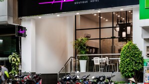 Un hôtel-boutique moderne, reconnaissable à son grand panneau néon, doté d’une terrasse et où l’on peut admirer une collection de motos garées.