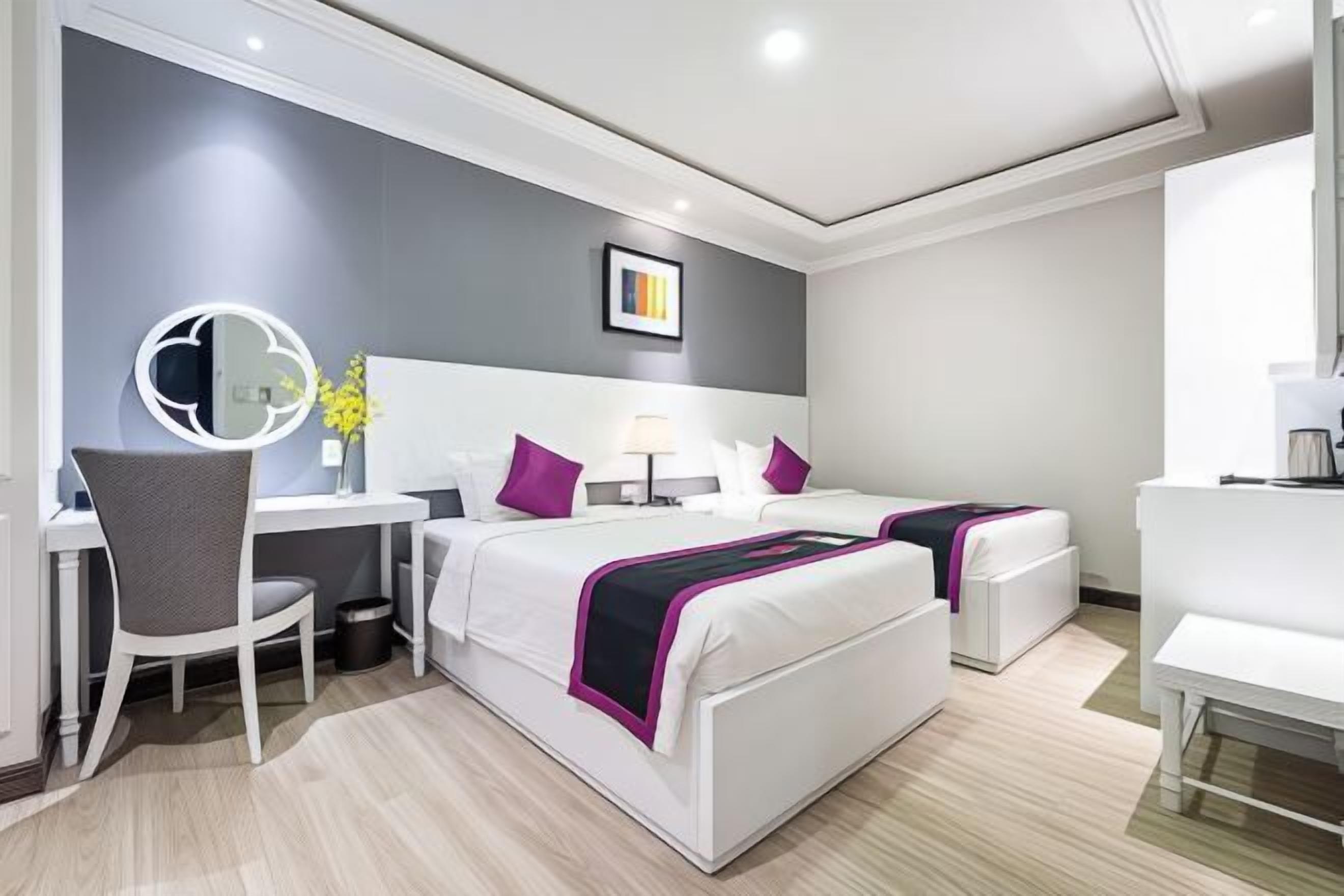 Minibar, caja de seguridad en la habitación y escritorio 