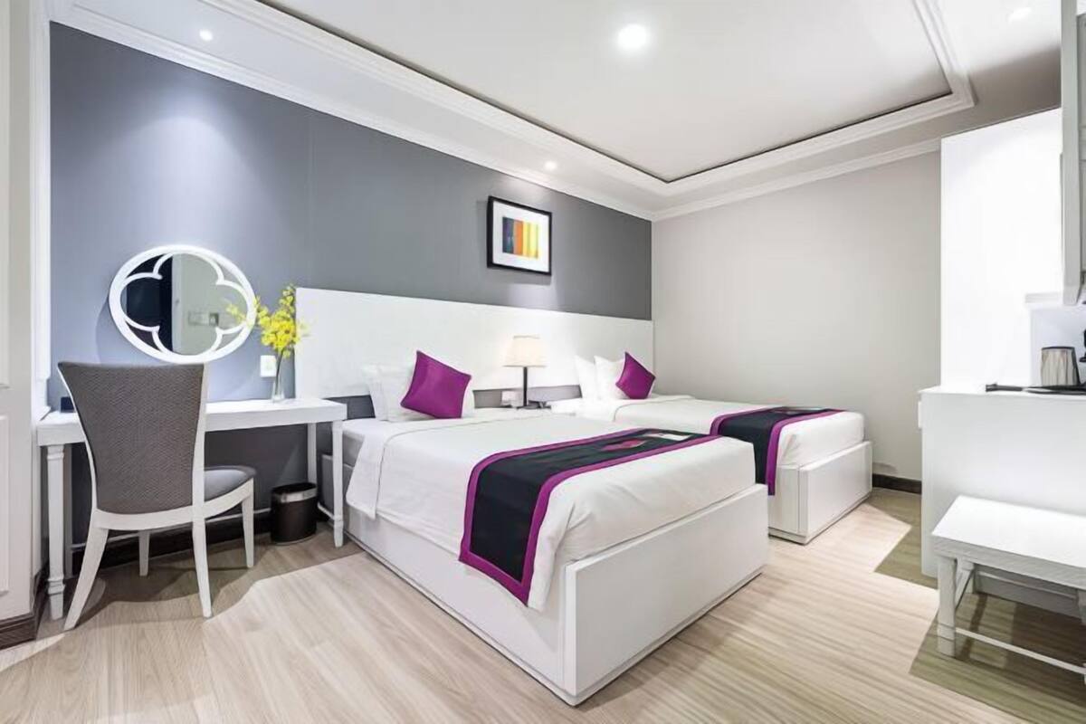 Een minibar, een kluis op de kamer, een bureau, geluiddichte muren