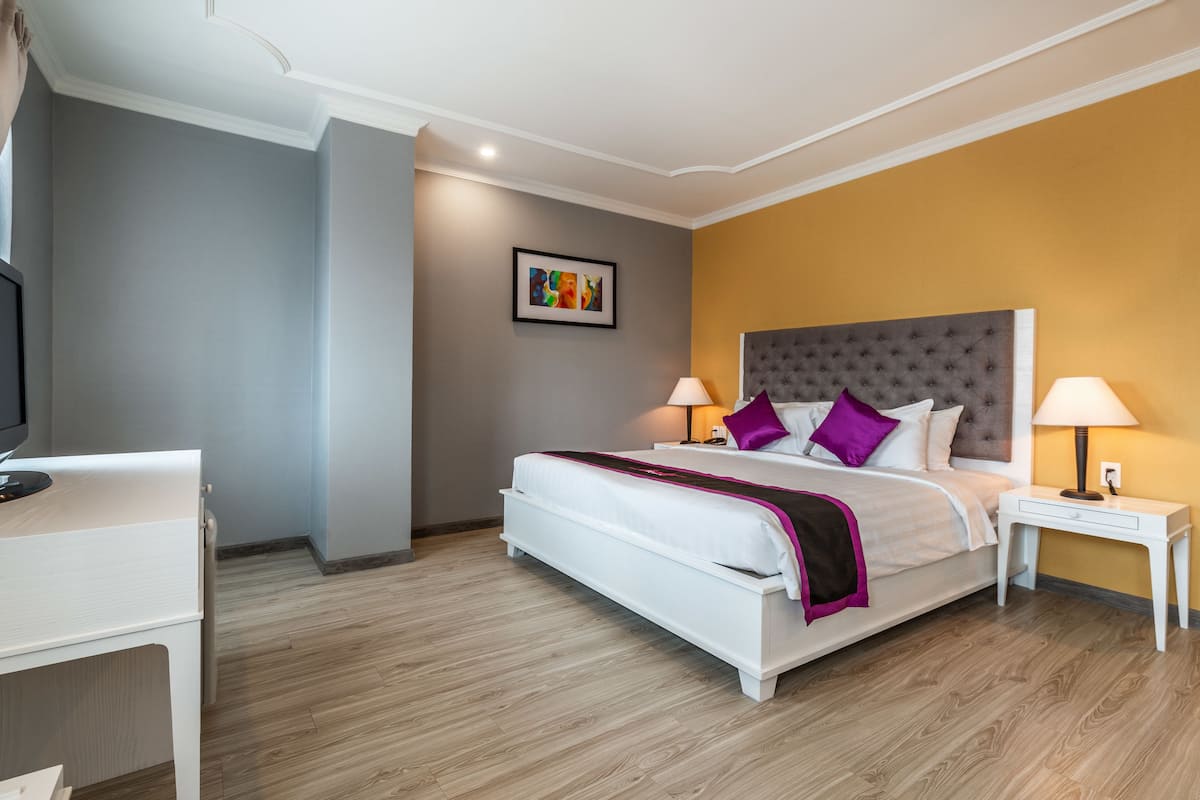 Executive Room | Minibar, in-room safe, desk, soundproofing