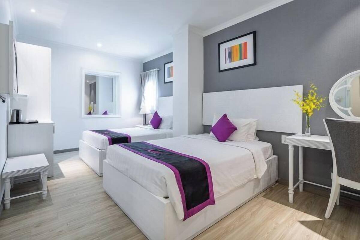 Een minibar, een kluis op de kamer, een bureau, geluiddichte muren