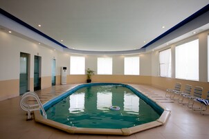 Una piscina cubierta