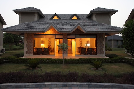 Fachada. Shri Radha Brij Vasundhara Resort & Spa
