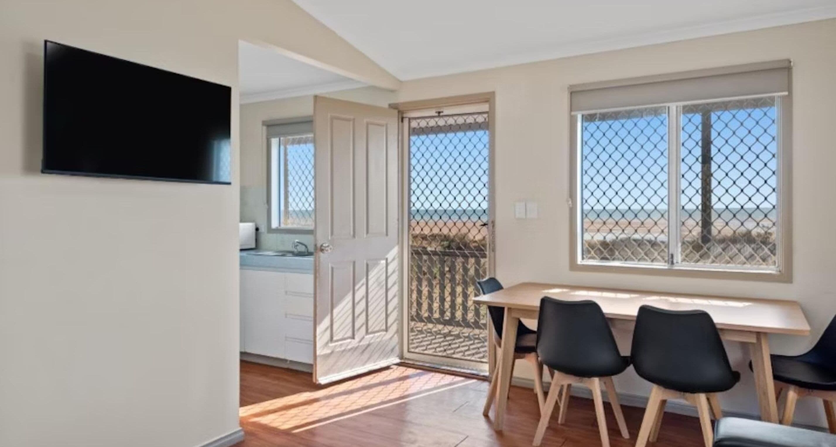 高级小屋, 2 间卧室 (Waterfront - Sleeps 4) | 起居区 | 平板电视