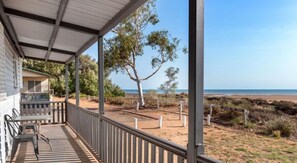 Cabana superior, 2 quartos (Waterfront - Sleeps 4) | Terraço/pátio