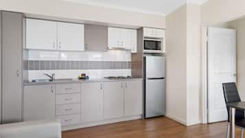 Deluxe 1 Bedroom Cabin | Private kitchen | Fridge, stovetop