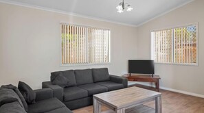 Cabana standard, 2 quartos | Área de estar | TV de tela plana