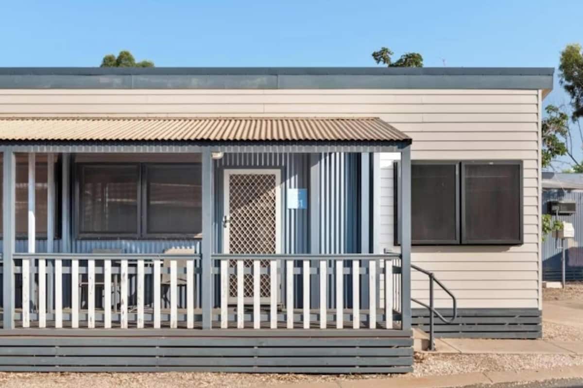 Deluxe 1 Bedroom Cabin | Free WiFi, bed sheets