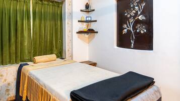 Couples treatment rooms, body treatments, deep-tissue massages