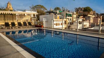 Außenpool, geöffnet von 08:30 Uhr bis 18:00 Uhr, Sonnenschirme