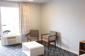 Design Studio | Premium bedding, desk, laptop workspace, blackout drapes - Regency Inn (Eddyville)