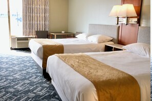 Premium-Doppelzimmer, 2 Doppelbetten, Kühlschrank und Mikrowelle | 1 Schlafzimmer, hochwertige Bettwaren, Schreibtisch