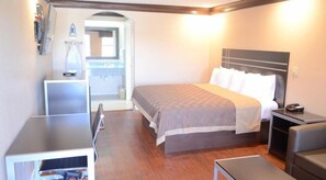 Desk, iron/ironing board, free WiFi, bed sheets - Regency Inn (Humble)