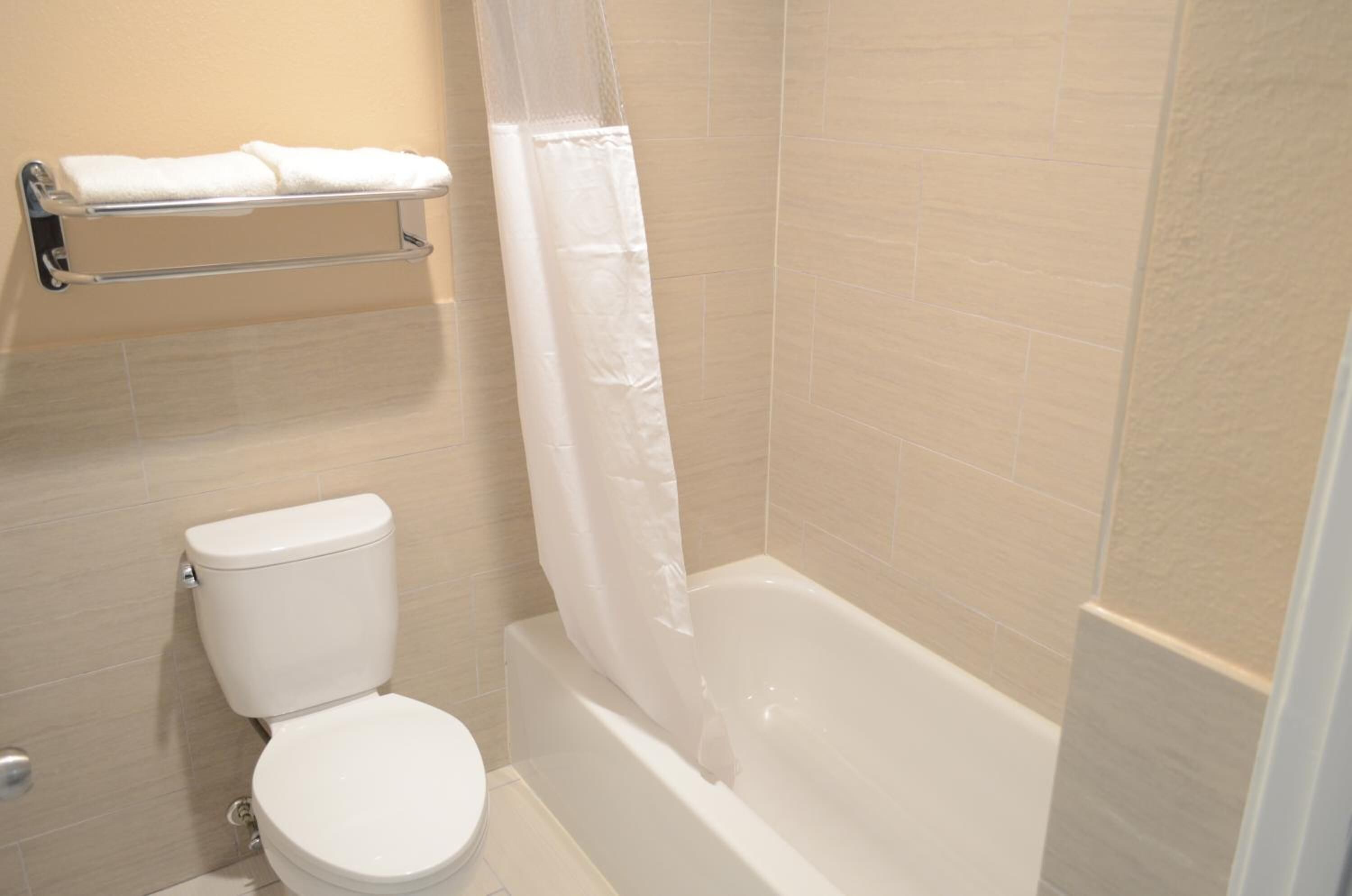 Combined shower/bathtub, free toiletries, hair dryer, towels
