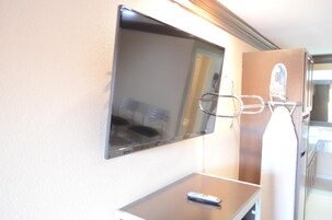 Escritorio, tabla de planchar con plancha, wifi gratis y ropa de cama 