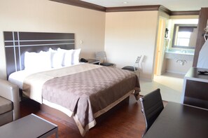 Desk, iron/ironing board, free WiFi, bed sheets - Regency Inn (Humble)