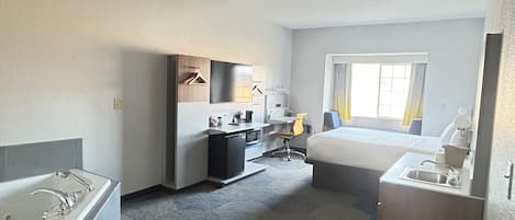 Suite estudio Deluxe, 1 cama Queen size, para no fumadores | Escritorio, cortinas blackout y tabla de planchar con plancha
