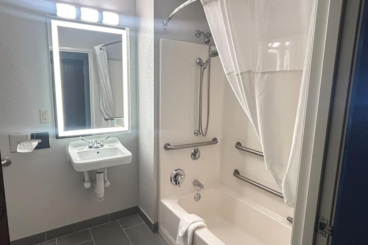 studio suite, 1 queen bed, accessible, non smoking | bathroom | combined shower/bathtub, free toiletries, hair dryer, towels