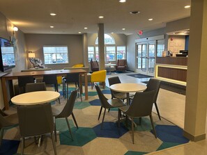 Lobby - Microtel Inn & Suites by Wyndham Mansfield (Mansfield)