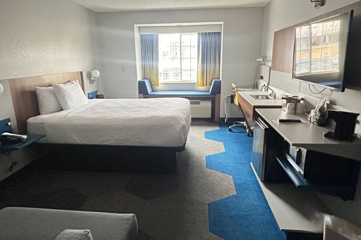 studio suite, 1 queen bed, accessible, non smoking | desk, blackout curtains, iron/ironing board, free cots/infant beds