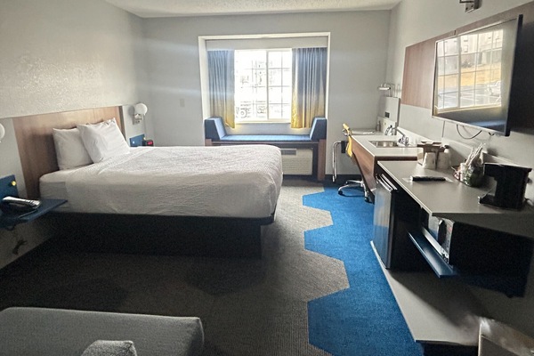 Studiosuite, 1 queensize-seng, tilgjengelighetstilpasset, ikke-røyk | Skrivebord, blendingsgardiner og strykejern/-brett