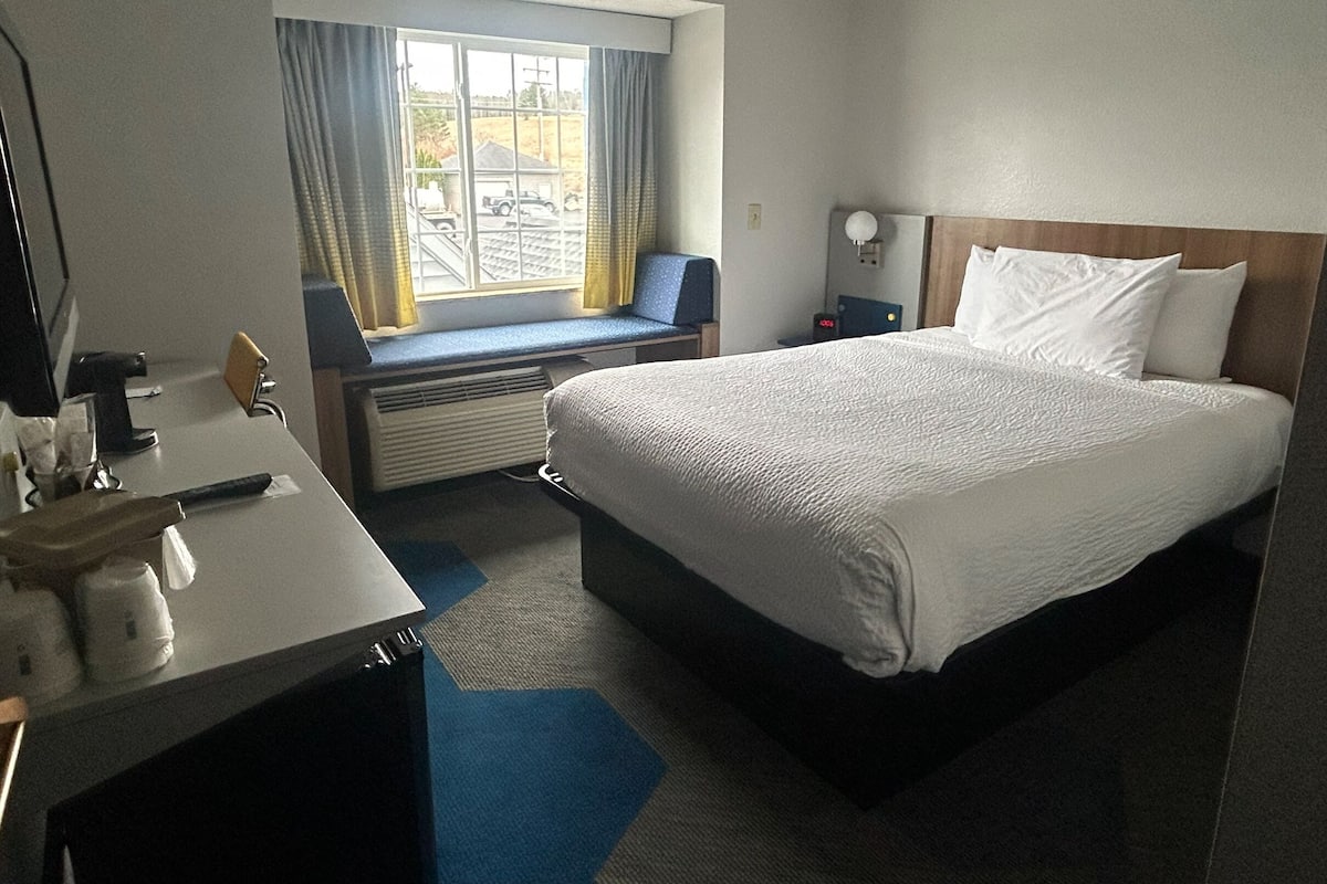 1 Queen Bed Non Smoking | Desk, blackout drapes, iron/ironing board, free cribs/infant beds