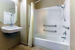 Bañera, secador de pelo, toallas