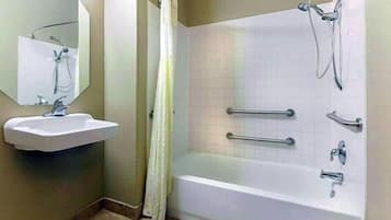 Un baño con bañera, ducha, lavamanos y espejo.