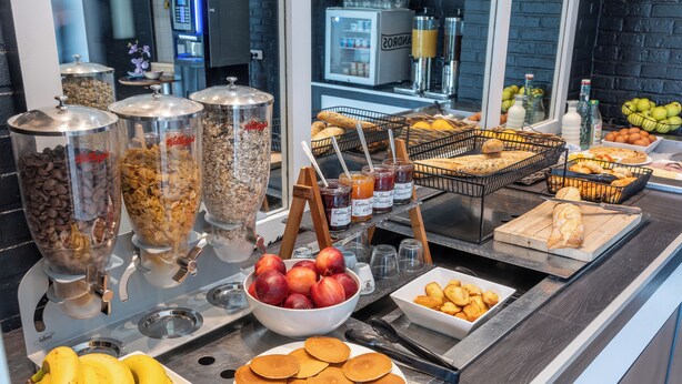 Ein reichhaltiges Frühstücksbuffet mit verschiedenen Speisen und Beilagen.
