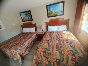 Standard Room with 2 Queen Beds | Desk, free WiFi, bed sheets - Relax Inn Collingwood (Collingwood)