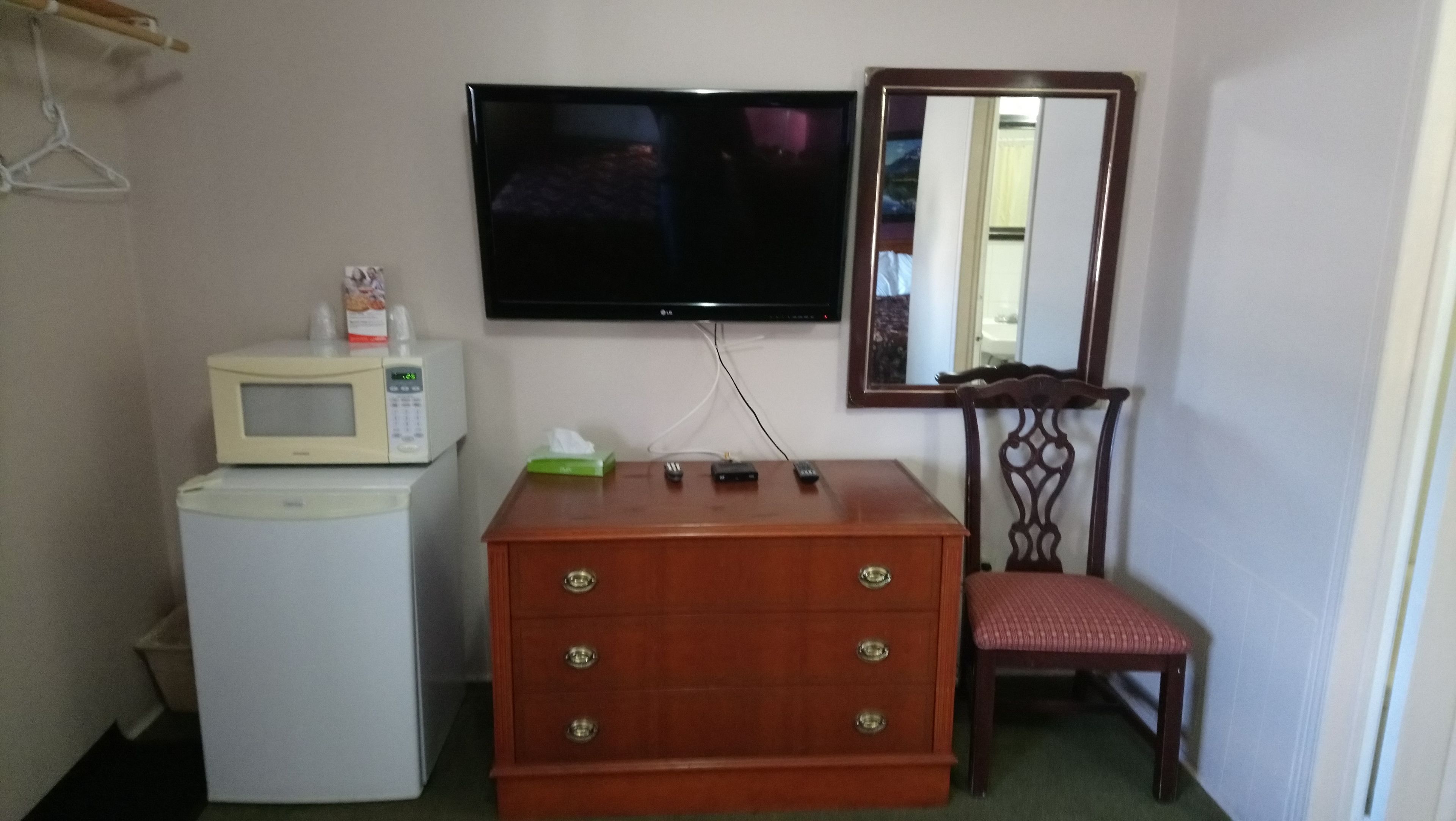 Standard Room with 2 Queen Beds | Desk, free WiFi, bed sheets