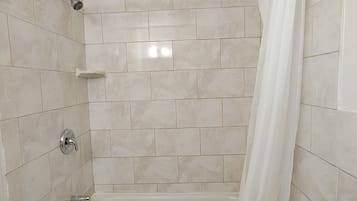 Standardzimmer | Badezimmer | Dusche, kostenlose Toilettenartikel, Haartrockner, Handtücher