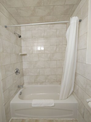 Chambre Standard | Salle de bain | Douche, articles de toilette (gratuits), séchoir à cheveux