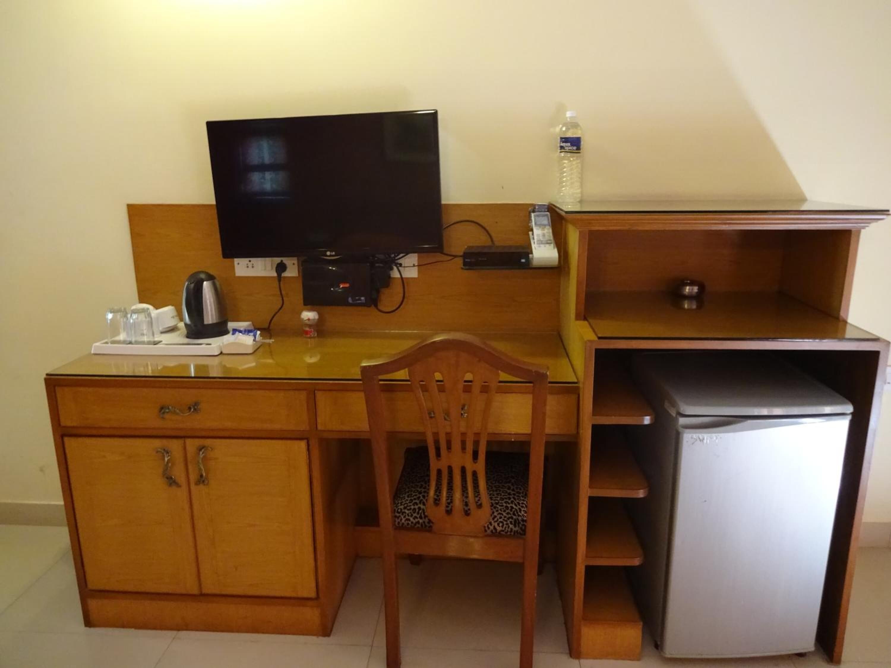 minibar, in-room safe, iron/ironing board, rollaway beds