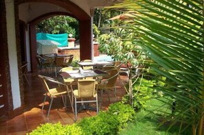 Outdoor dining - Renzo's Inn (Calangute)