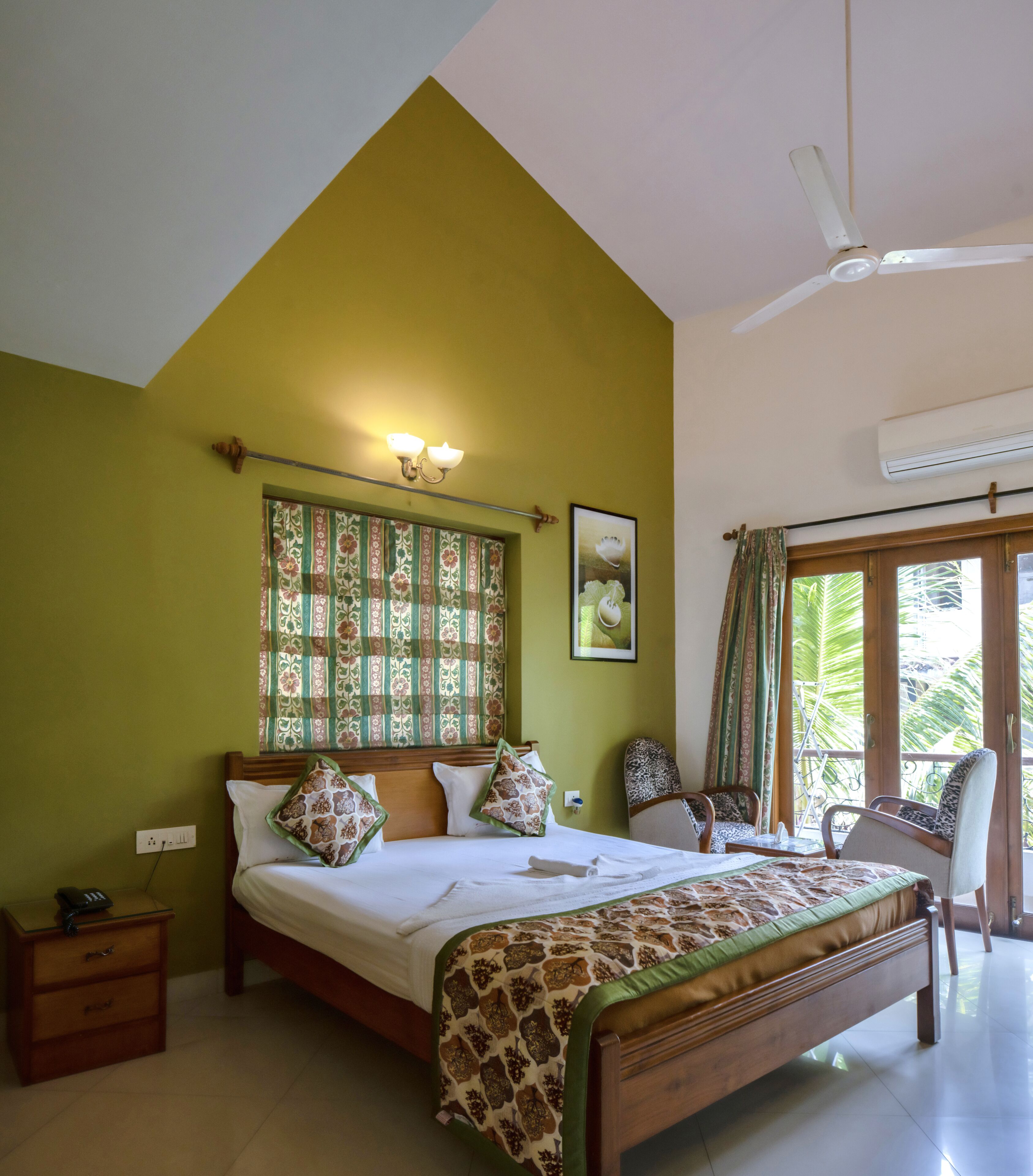 deluxe double room | minibar, in-room safe, iron/ironing board, rollaway beds