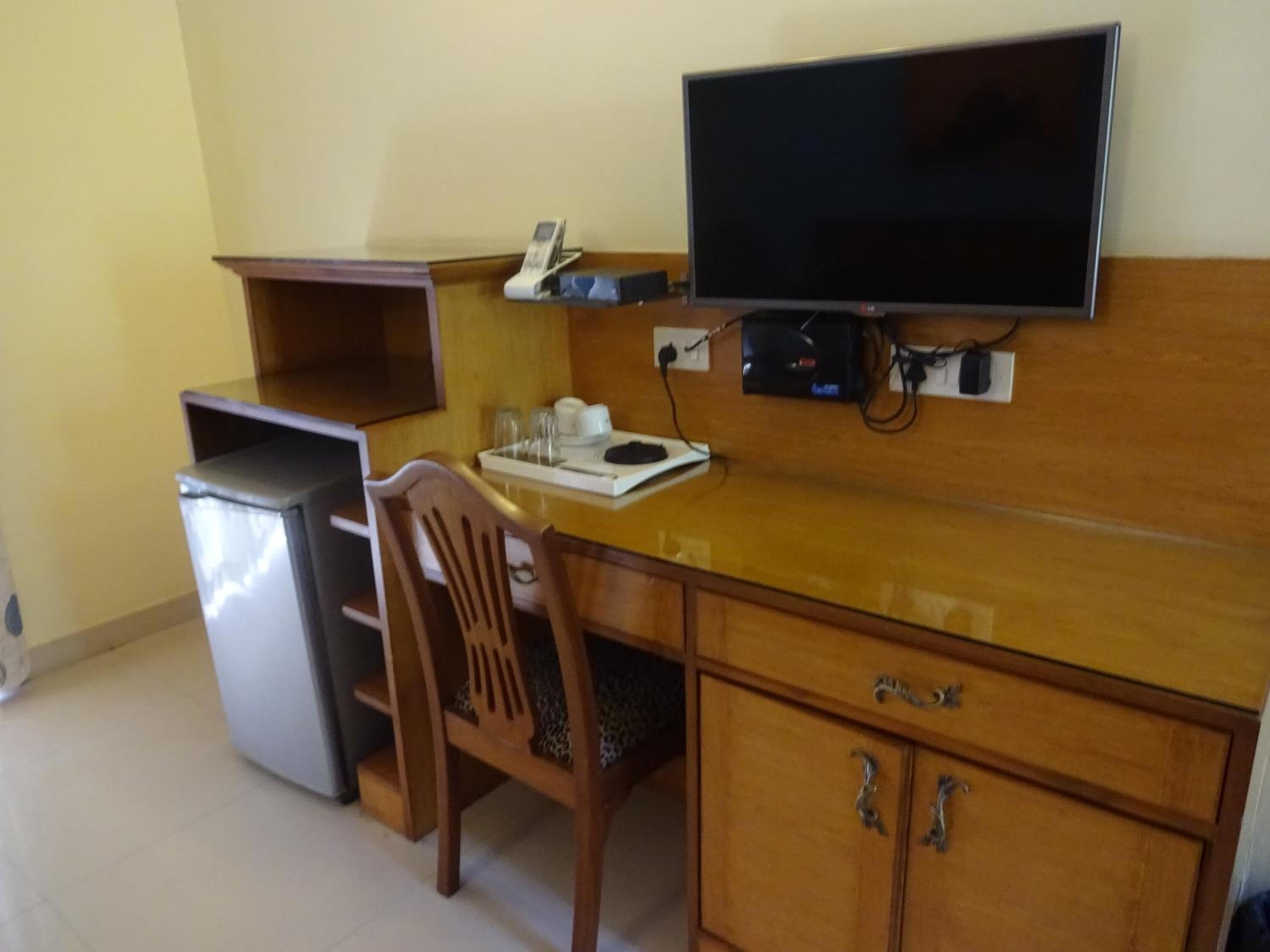 minibar, in-room safe, iron/ironing board, rollaway beds