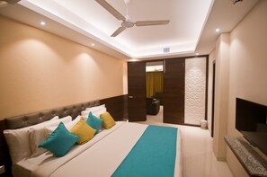 Suite | Minibar, in-room safe, soundproofing, iron/ironing board